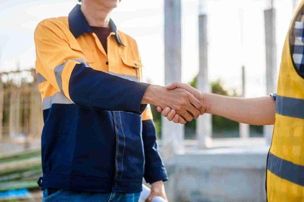 Kirkwood Tree Service representative shaking hands with a satisfied homeowner after completing professional emergency tree service in Kirkwood, MO.